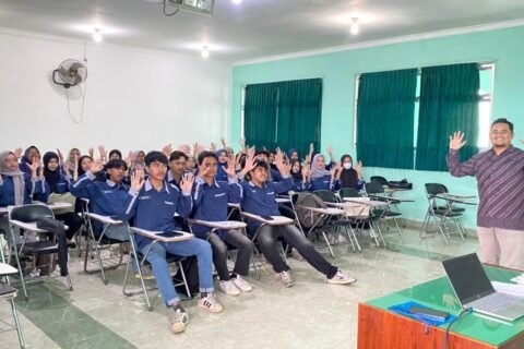 DosenMPIFTIKUINSaizuAjarkanBahasaIsyaratdiKelas,MahasiswaPraktikLangsungPendidikanInklusi