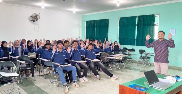 DosenMPIFTIKUINSaizuAjarkanBahasaIsyaratdiKelas,MahasiswaPraktikLangsungPendidikanInklusi